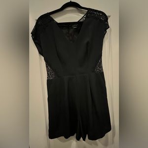 Black romper with a touch of lace on the shoulders